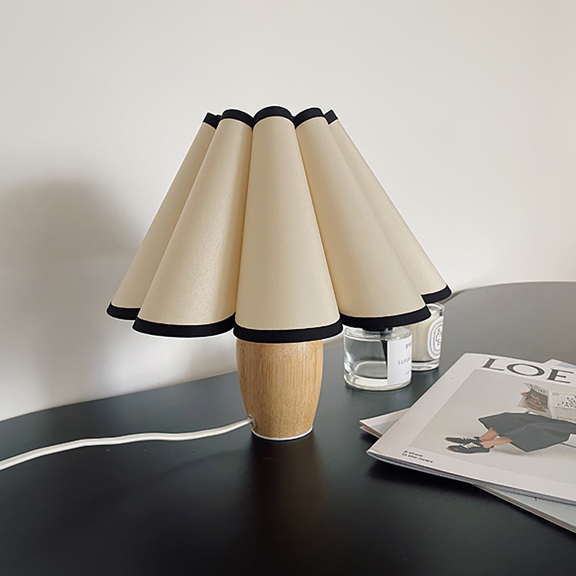 LuxFold™ Tischlampe – Vintage Design Lampe mit gewebtem Stoffschirm & Holzfuß