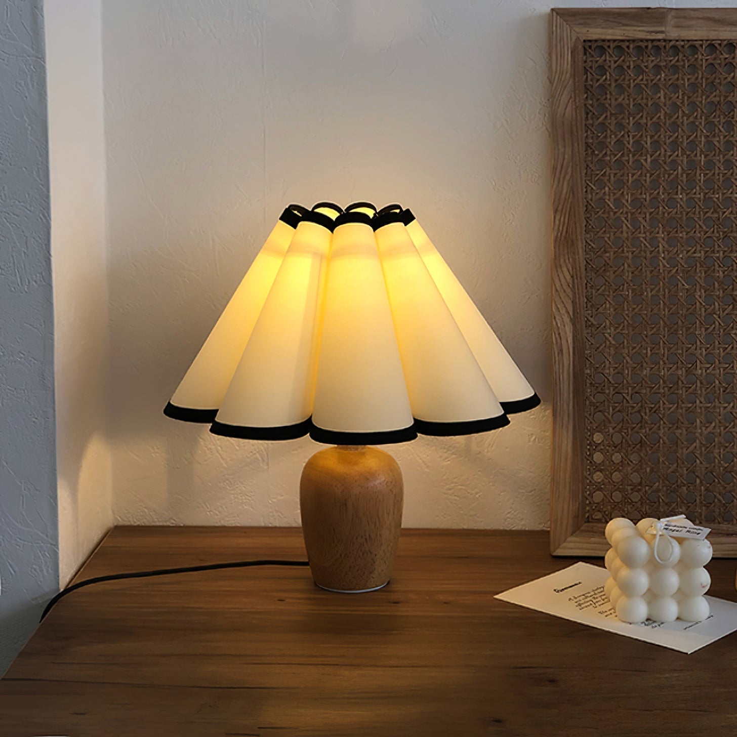 LuxFold™ Tischlampe – Vintage Design Lampe mit gewebtem Stoffschirm & Holzfuß