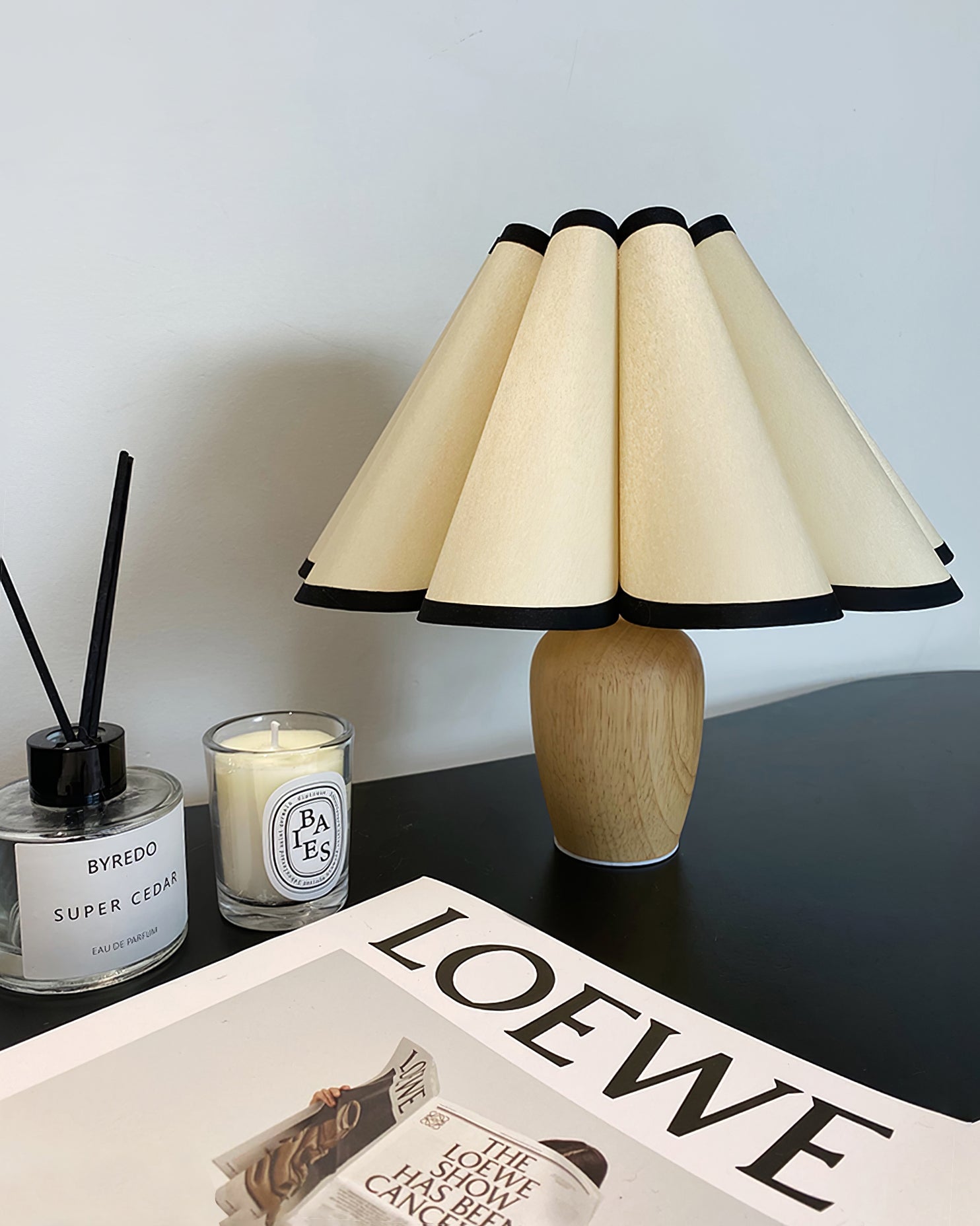 LuxFold™ Tischlampe – Vintage Design Lampe mit gewebtem Stoffschirm & Holzfuß