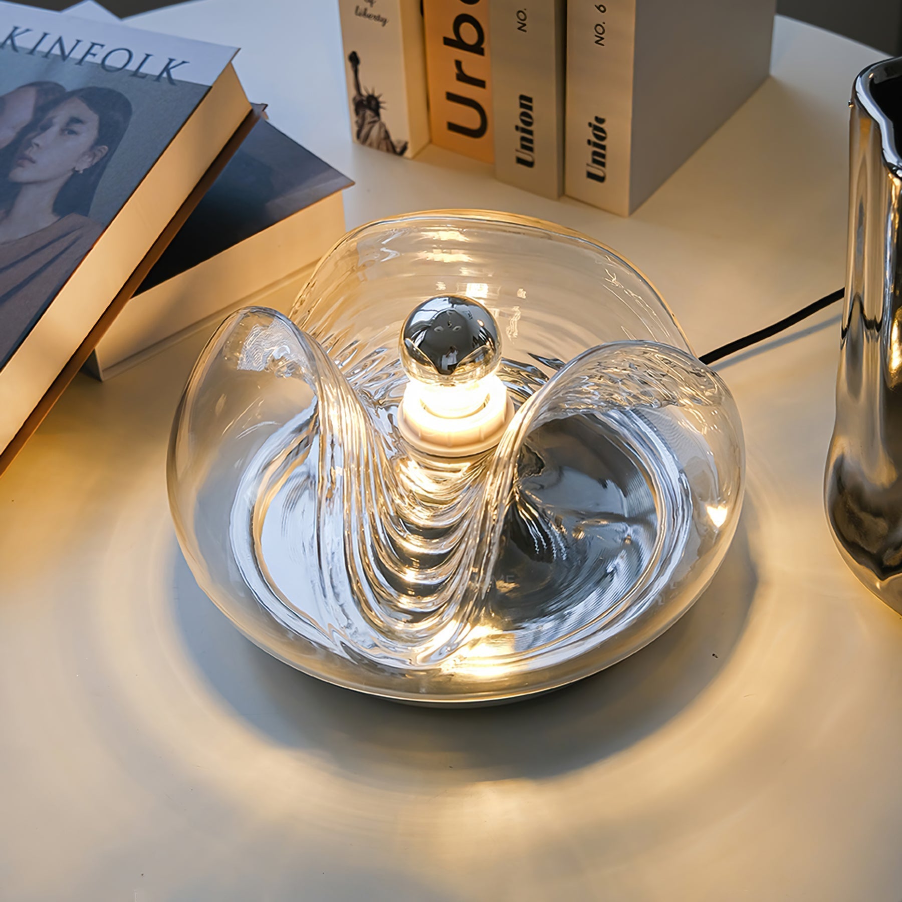 WaveBeam™ Tischlampe – Elegante Design-Leuchte mit sanftem Wellenlook