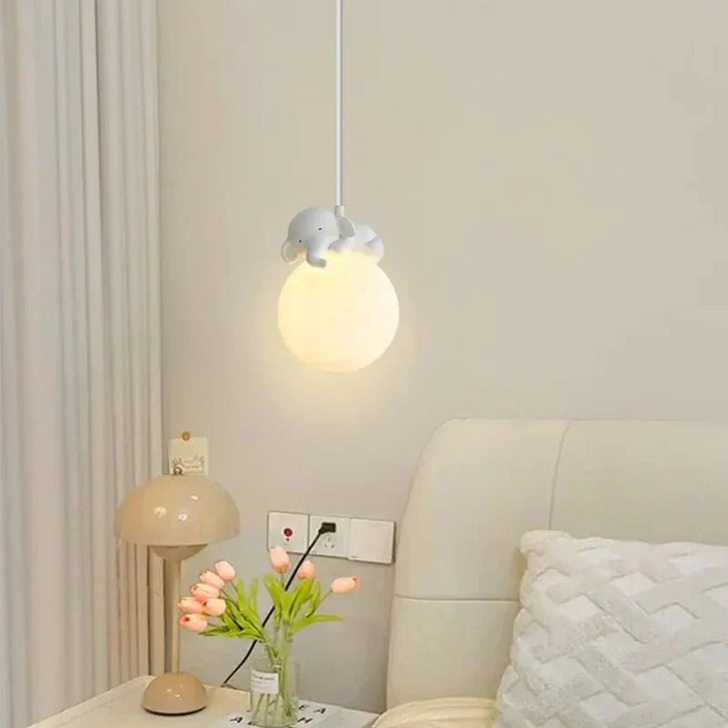 LunarBeam™ Kinderzimmer Pendelleuchte – Mondlampe mit schlafendem Tier & LED-Licht