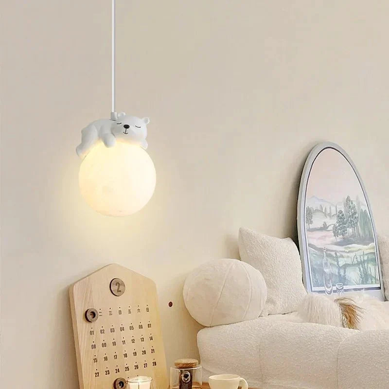 LunarBeam™ Kinderzimmer Pendelleuchte – Mondlampe mit schlafendem Tier & LED-Licht
