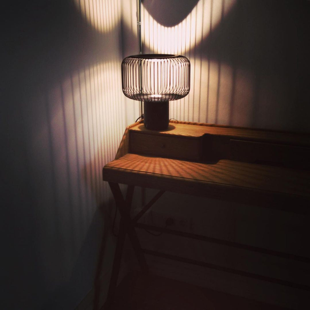 KeshiBeam™ Tischlampe – Elegante Design-Lampe mit schwarzem Marmorfuß & warmem Licht