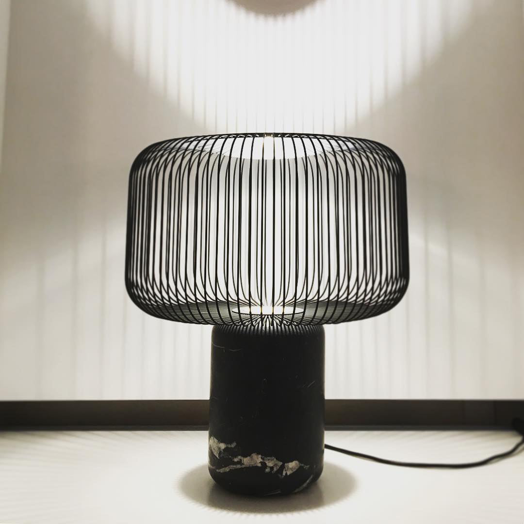 KeshiBeam™ Tischlampe – Elegante Design-Lampe mit schwarzem Marmorfuß & warmem Licht