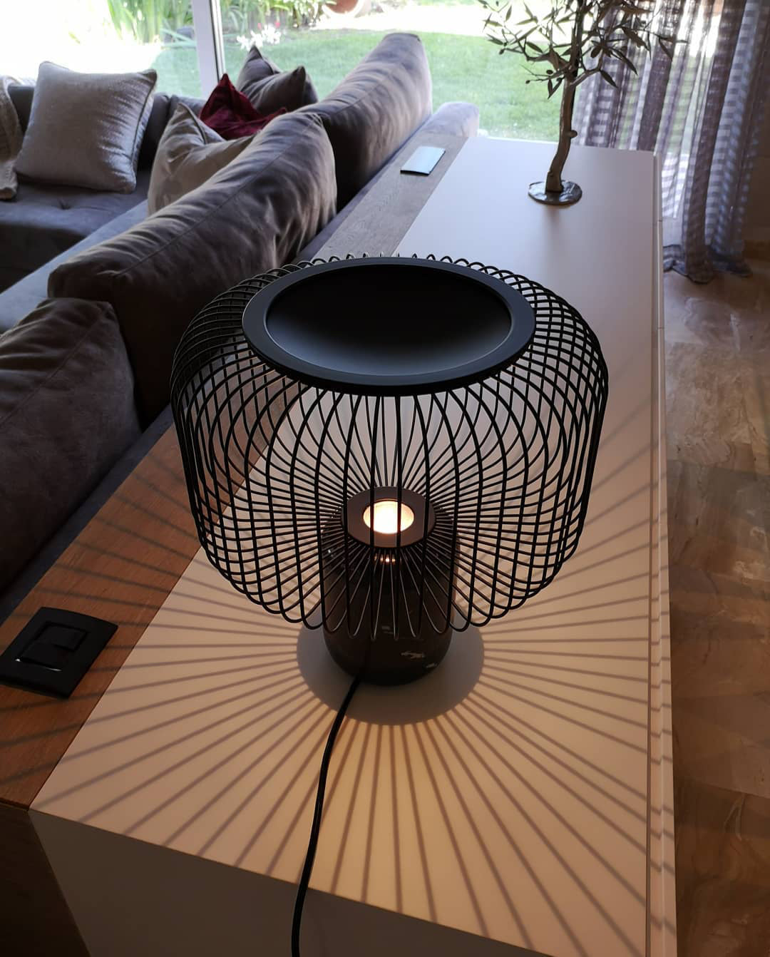 KeshiBeam™ Tischlampe – Elegante Design-Lampe mit schwarzem Marmorfuß & warmem Licht