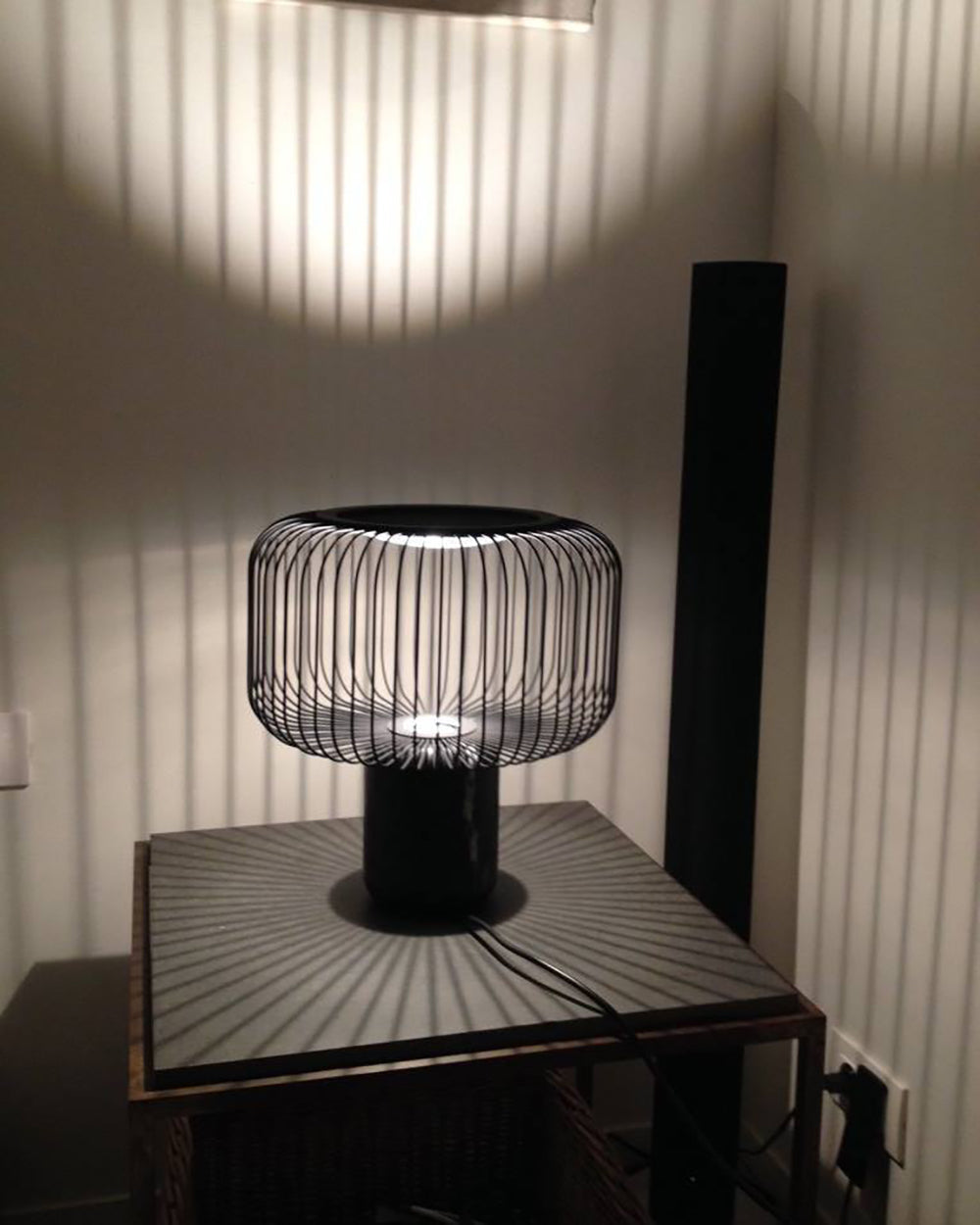 KeshiBeam™ Tischlampe – Elegante Design-Lampe mit schwarzem Marmorfuß & warmem Licht