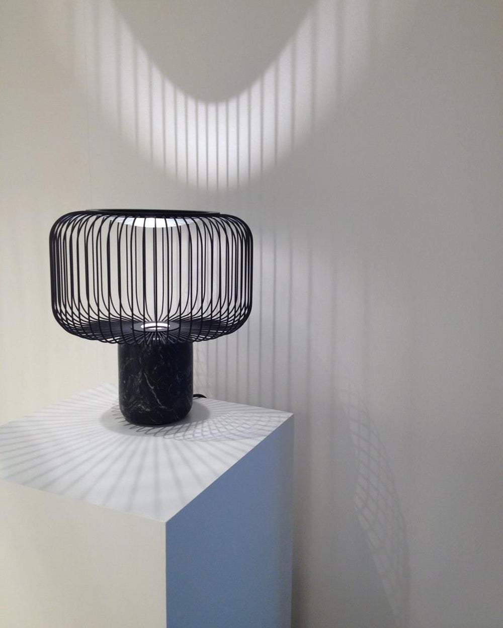 KeshiBeam™ Tischlampe – Elegante Design-Lampe mit schwarzem Marmorfuß & warmem Licht