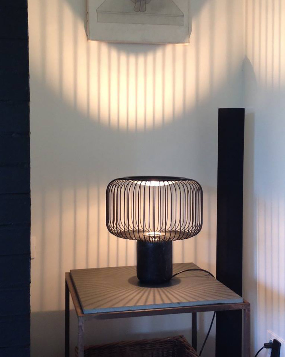 KeshiBeam™ Tischlampe – Elegante Design-Lampe mit schwarzem Marmorfuß & warmem Licht