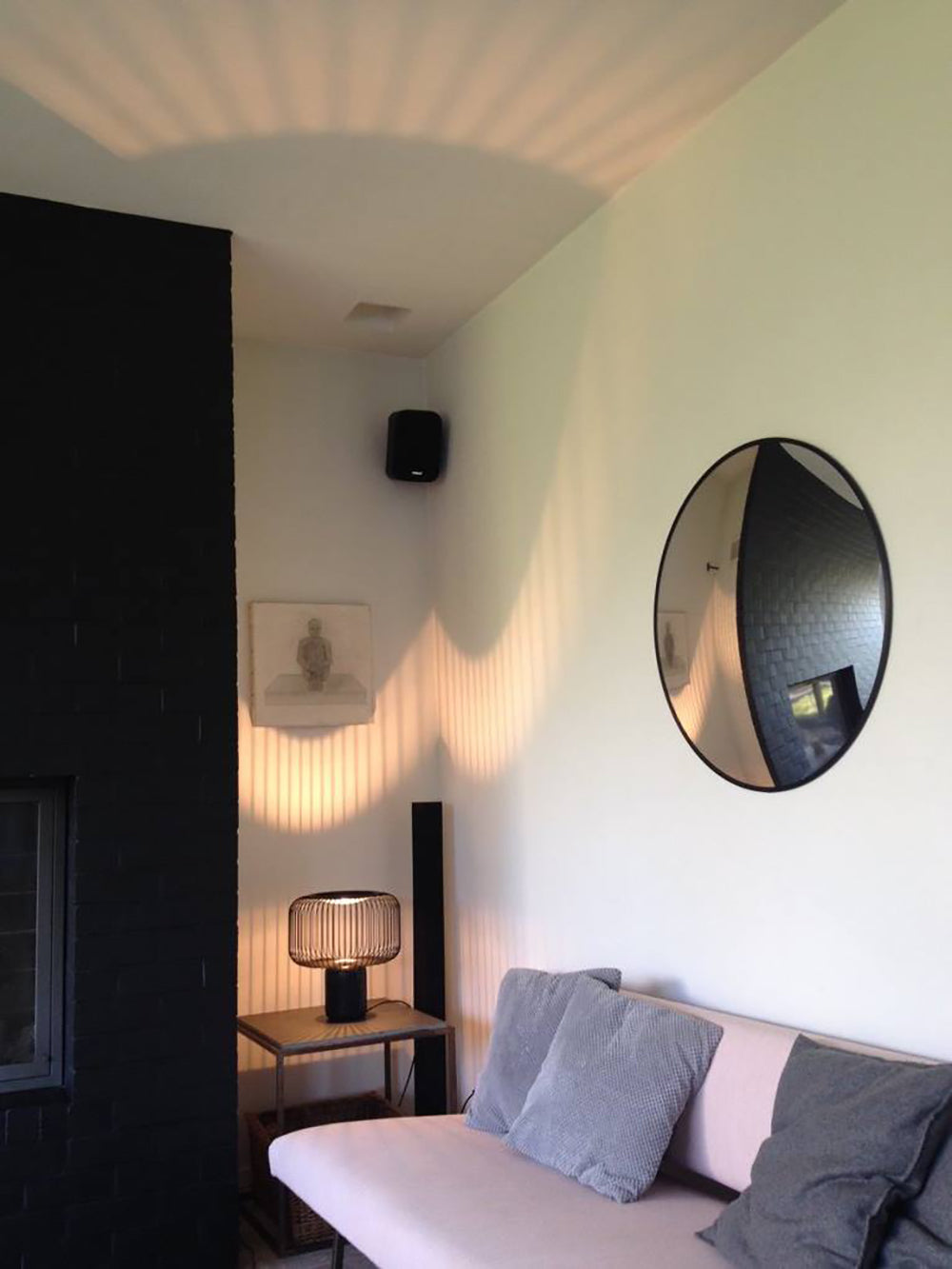 KeshiBeam™ Tischlampe – Elegante Design-Lampe mit schwarzem Marmorfuß & warmem Licht