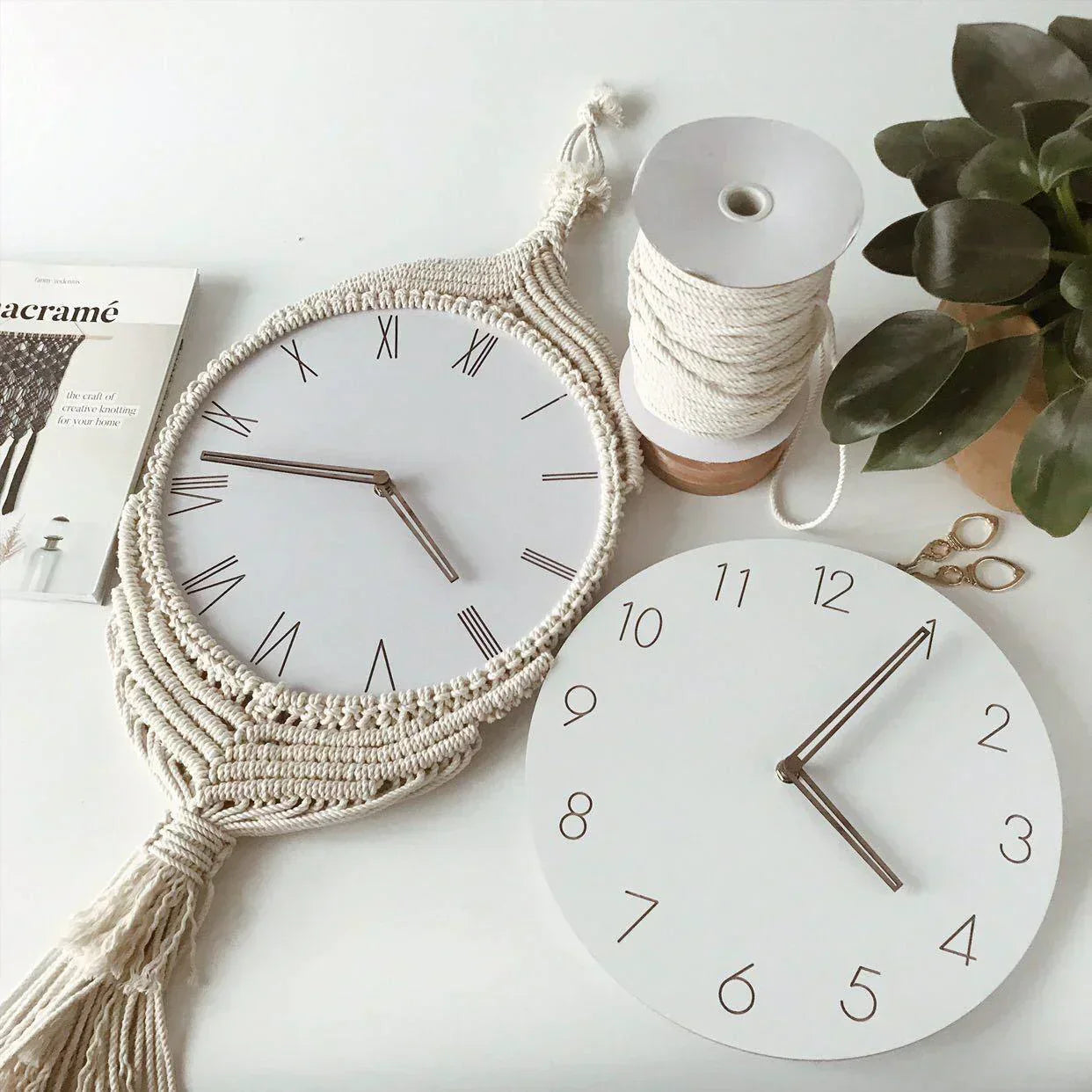 BohèmeTick™ – Handgefertigte Makramee-Wanduhr im Boho-Stil