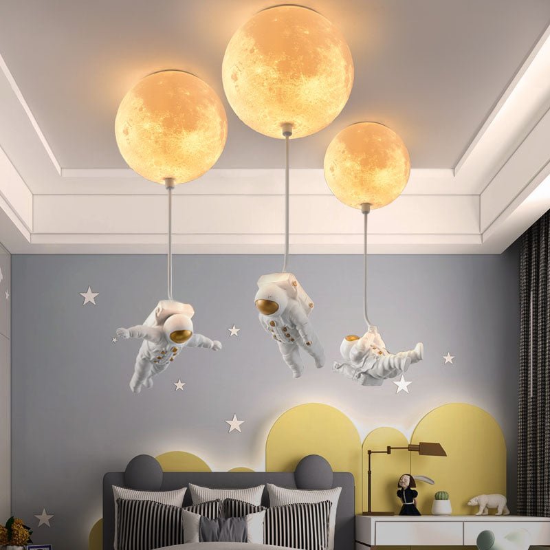 GalacticGlow™ Spaceman Deckenleuchte – Astronaut Mondlampe für Kinderzimmer