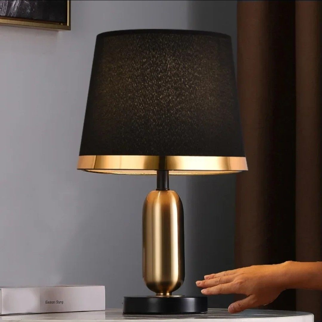 NoirBeam™ Elegante Tischleuchte in Gold & Schwarz – Moderne LED-Lampe für stilvolle Wohnräume
