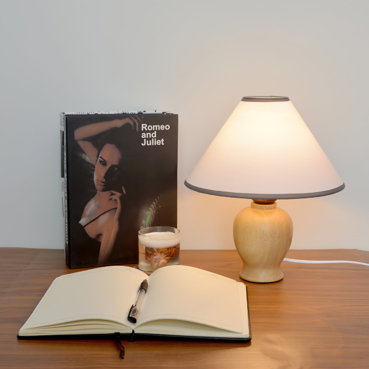 BeamLuxe™ Tischlampe – Moderne Holz-Designlampe mit Stoffschirm & warmem Licht