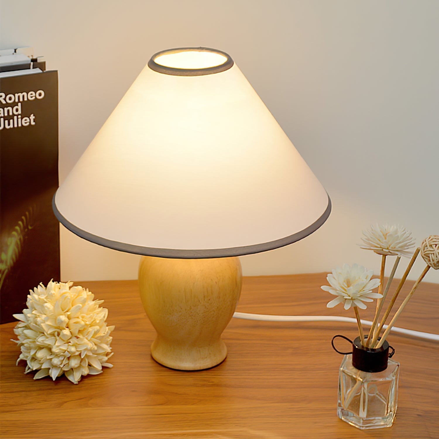BeamLuxe™ Tischlampe – Moderne Holz-Designlampe mit Stoffschirm & warmem Licht