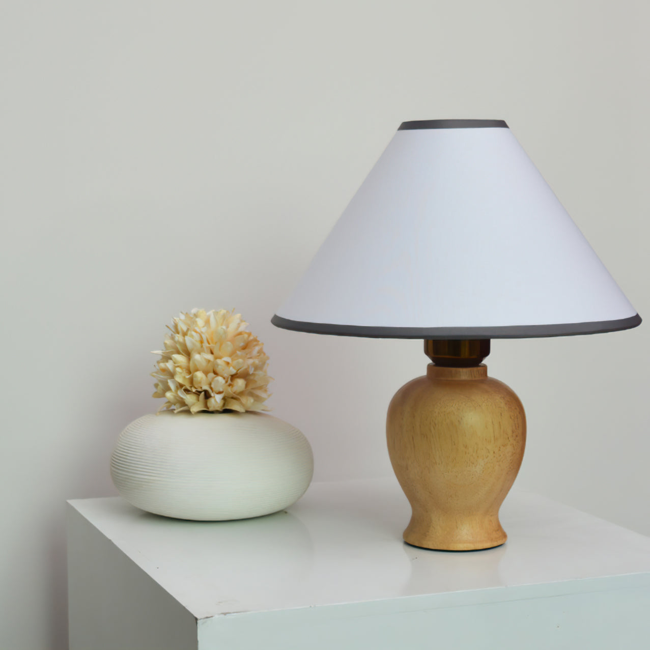 BeamLuxe™ Tischlampe – Moderne Holz-Designlampe mit Stoffschirm & warmem Licht