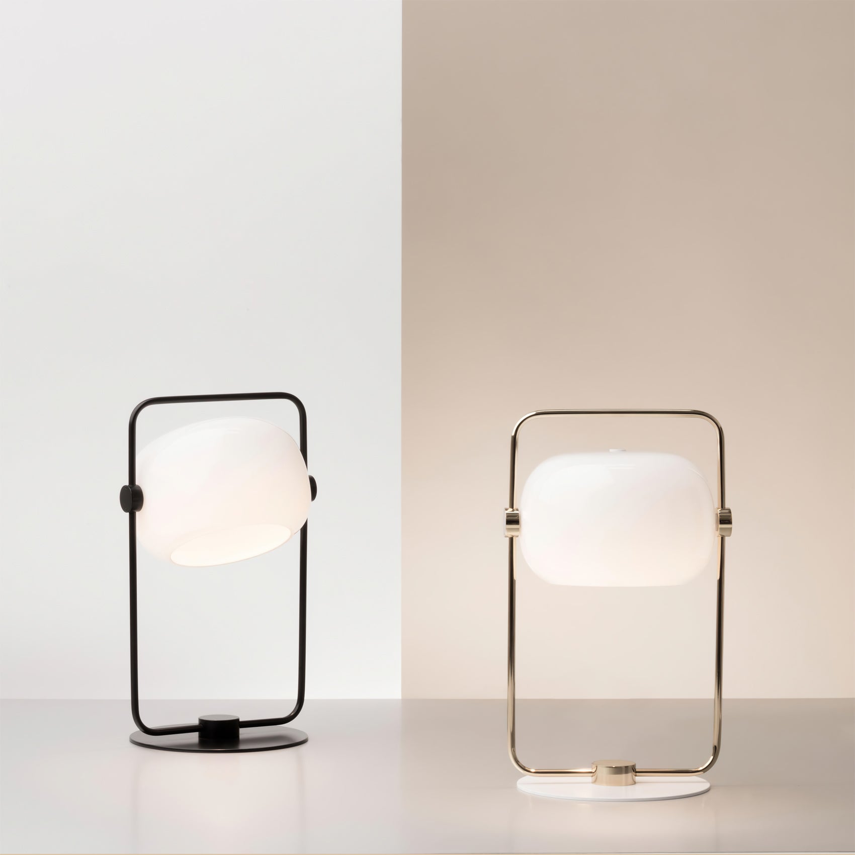 StreamGlow™ Tischlampe – Minimalistische Design-Glaslampe aus Metall & Glas
