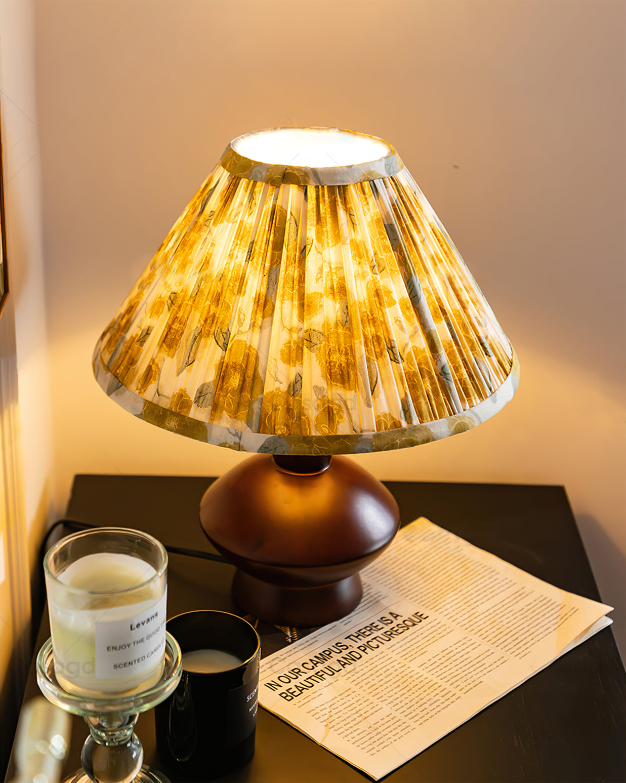 LuxeBobbinGlow™ Tischlampe – Design-Tischleuchte aus Holz mit blumenförmigem Stoffschirm