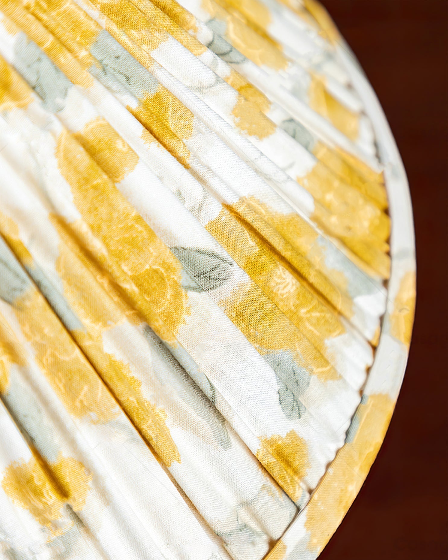 LuxeBobbinGlow™ Tischlampe – Design-Tischleuchte aus Holz mit blumenförmigem Stoffschirm