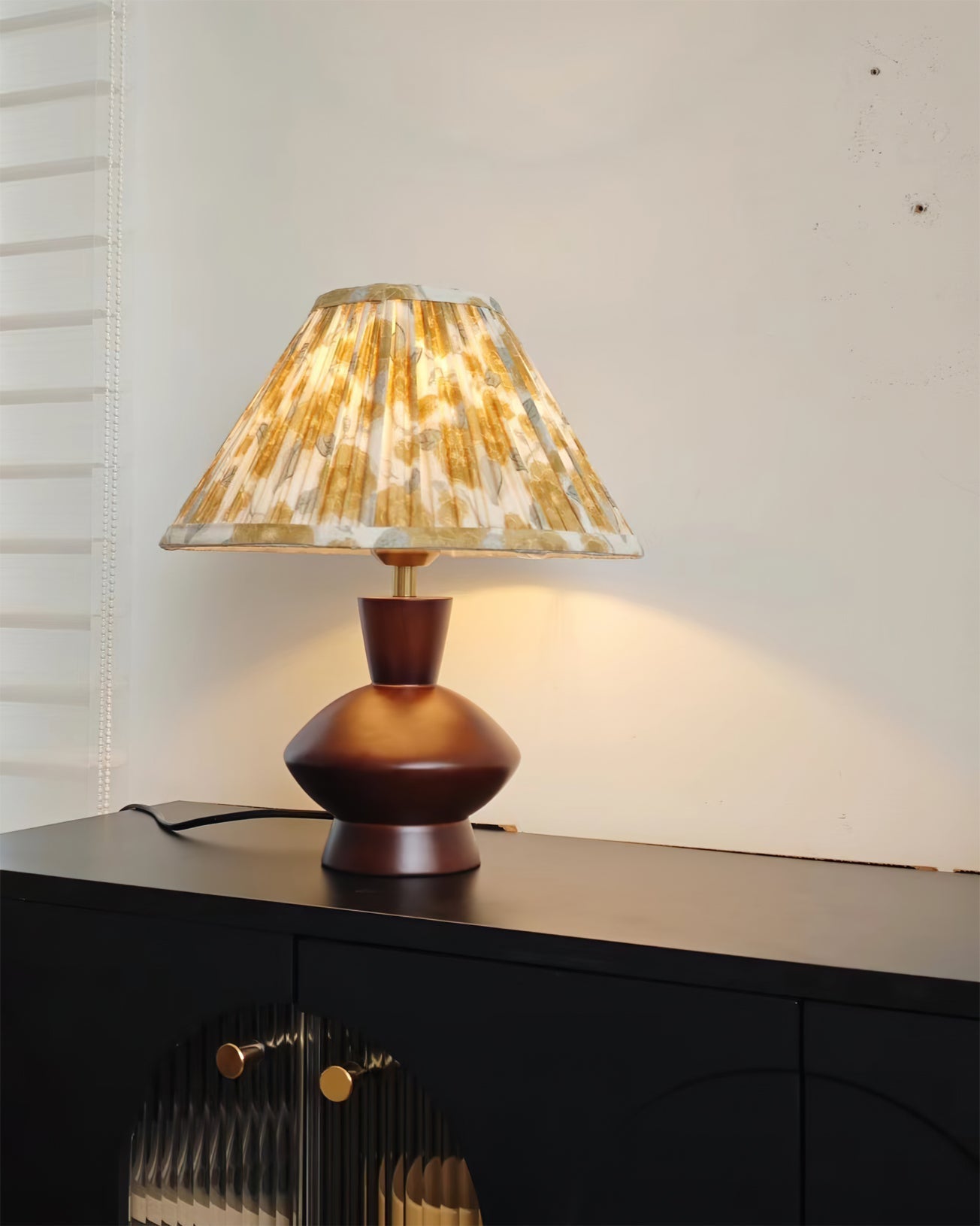 LuxeBobbinGlow™ Tischlampe – Design-Tischleuchte aus Holz mit blumenförmigem Stoffschirm