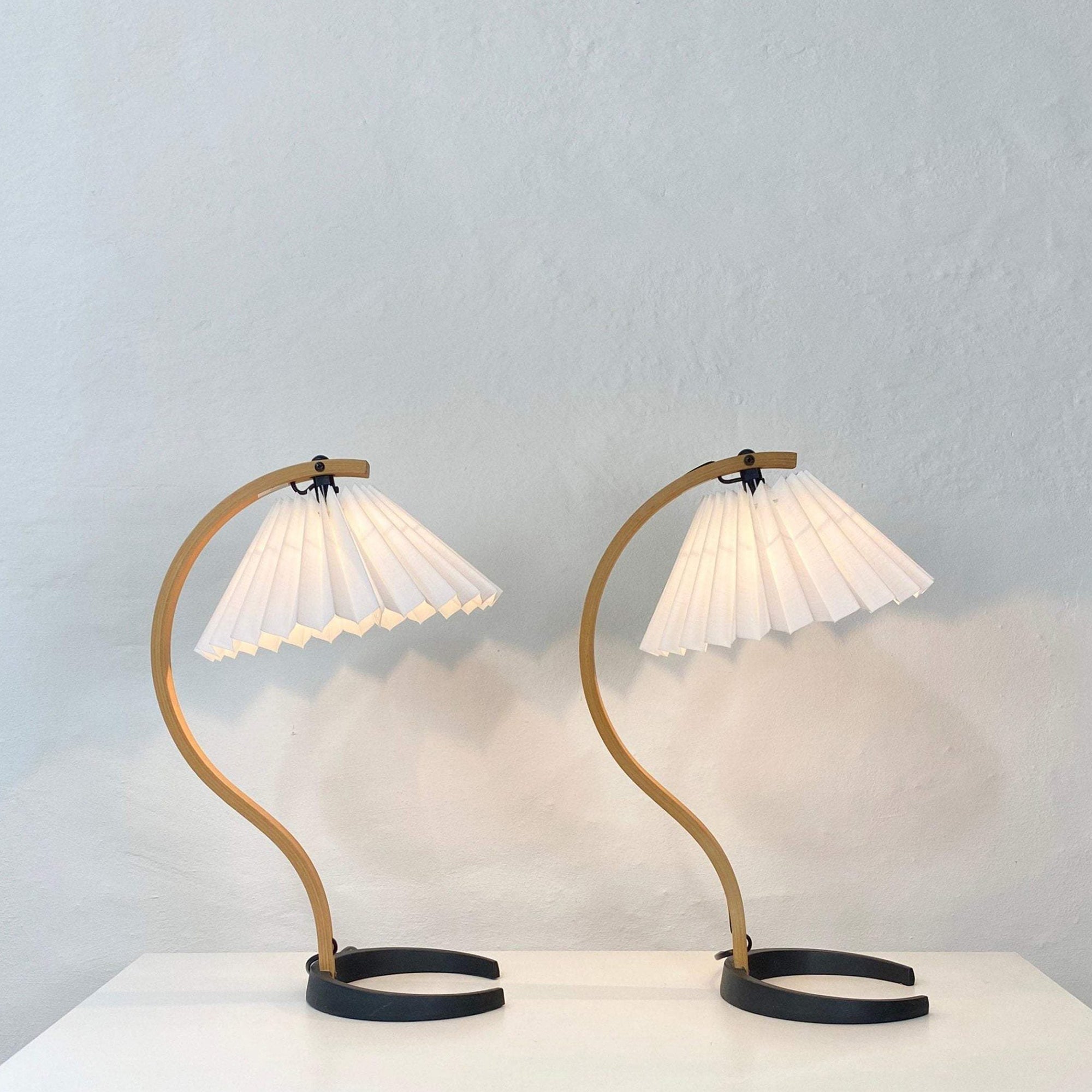 WoodFlow™ Tischlampe – Natürliche Holz-Designlampe mit Leinen-Schirm & warmem Licht