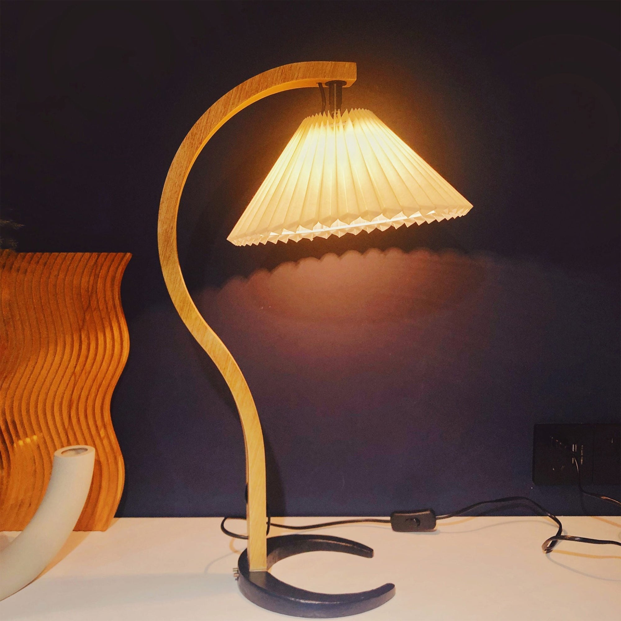 WoodFlow™ Tischlampe – Natürliche Holz-Designlampe mit Leinen-Schirm & warmem Licht