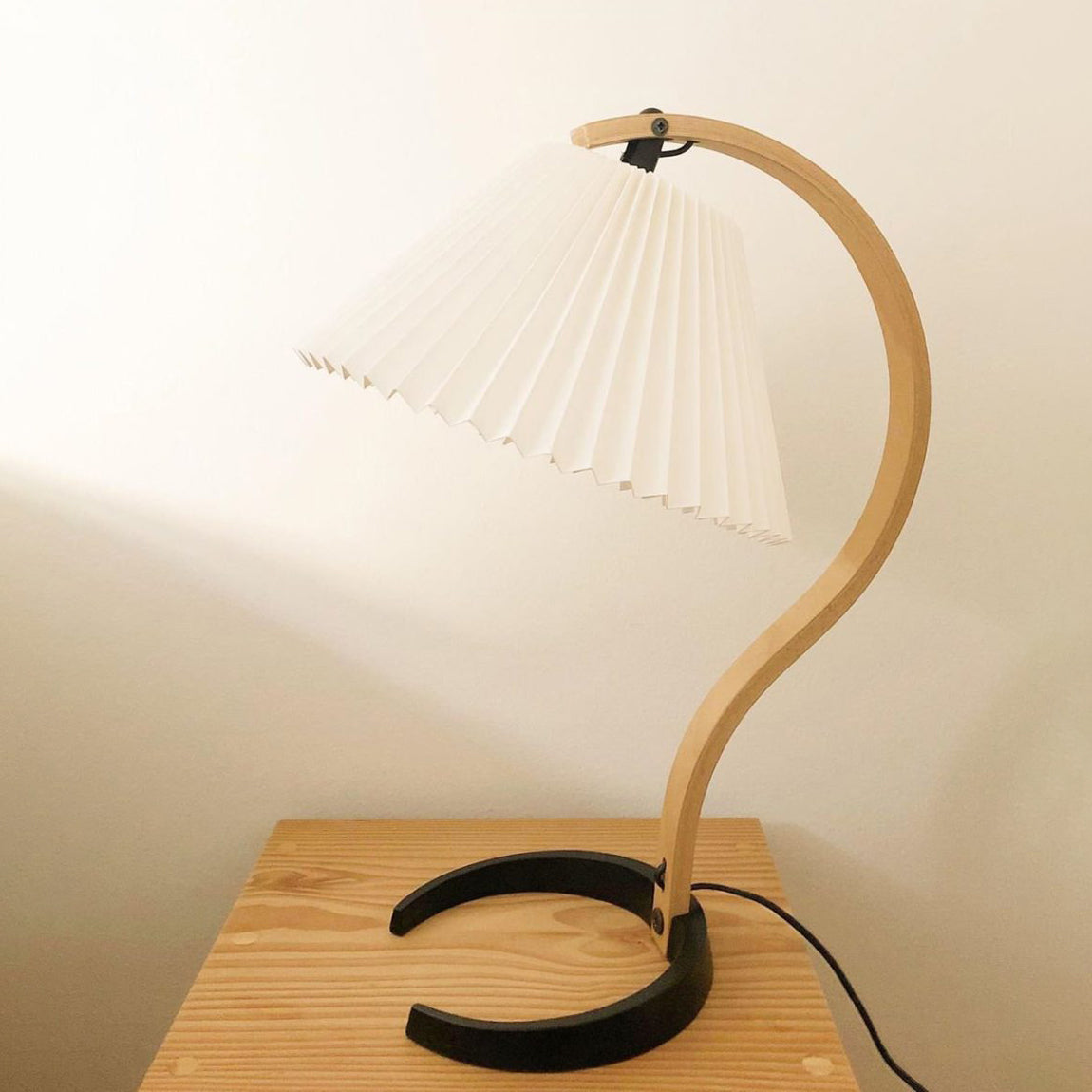 WoodFlow™ Tischlampe – Natürliche Holz-Designlampe mit Leinen-Schirm & warmem Licht