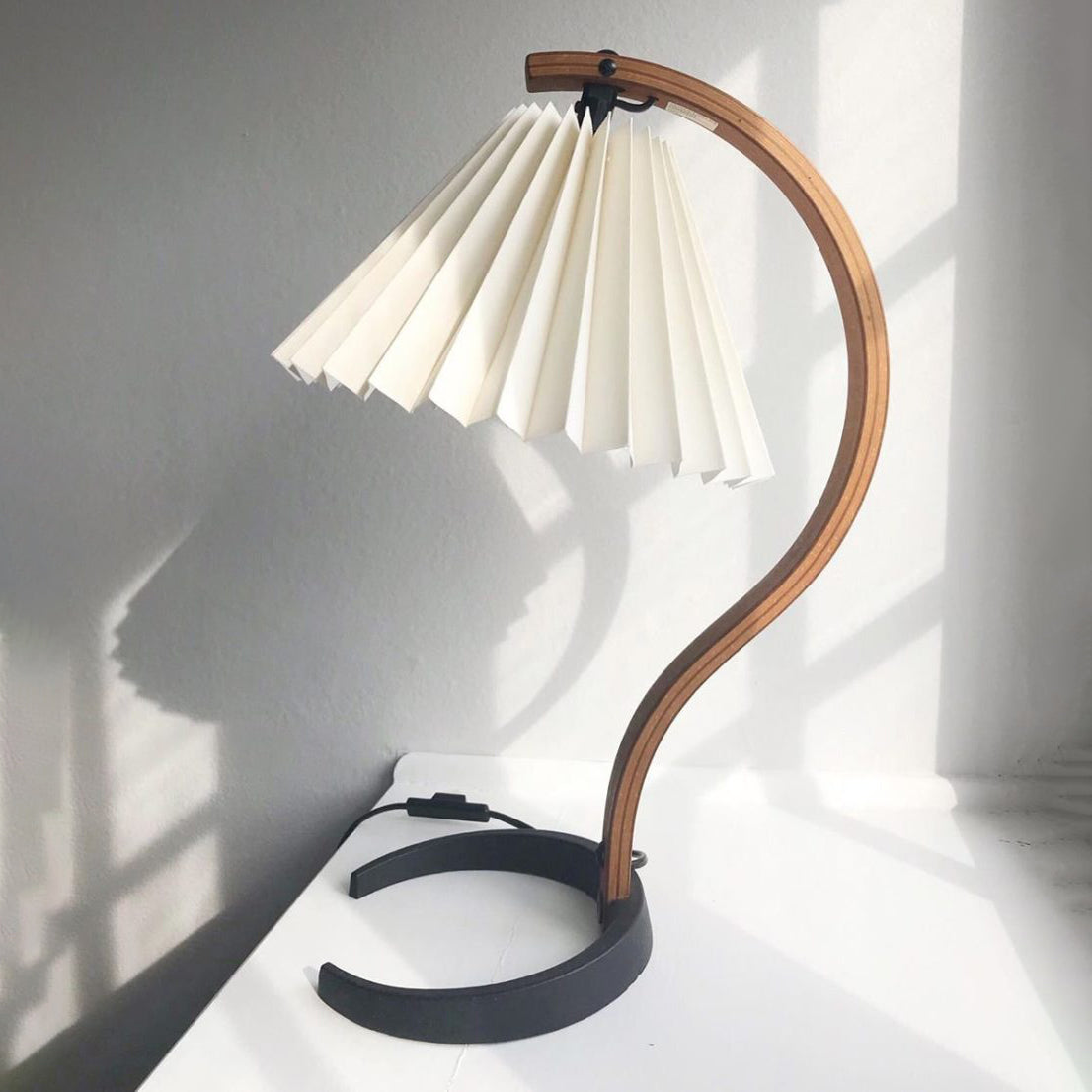 WoodFlow™ Tischlampe – Natürliche Holz-Designlampe mit Leinen-Schirm & warmem Licht