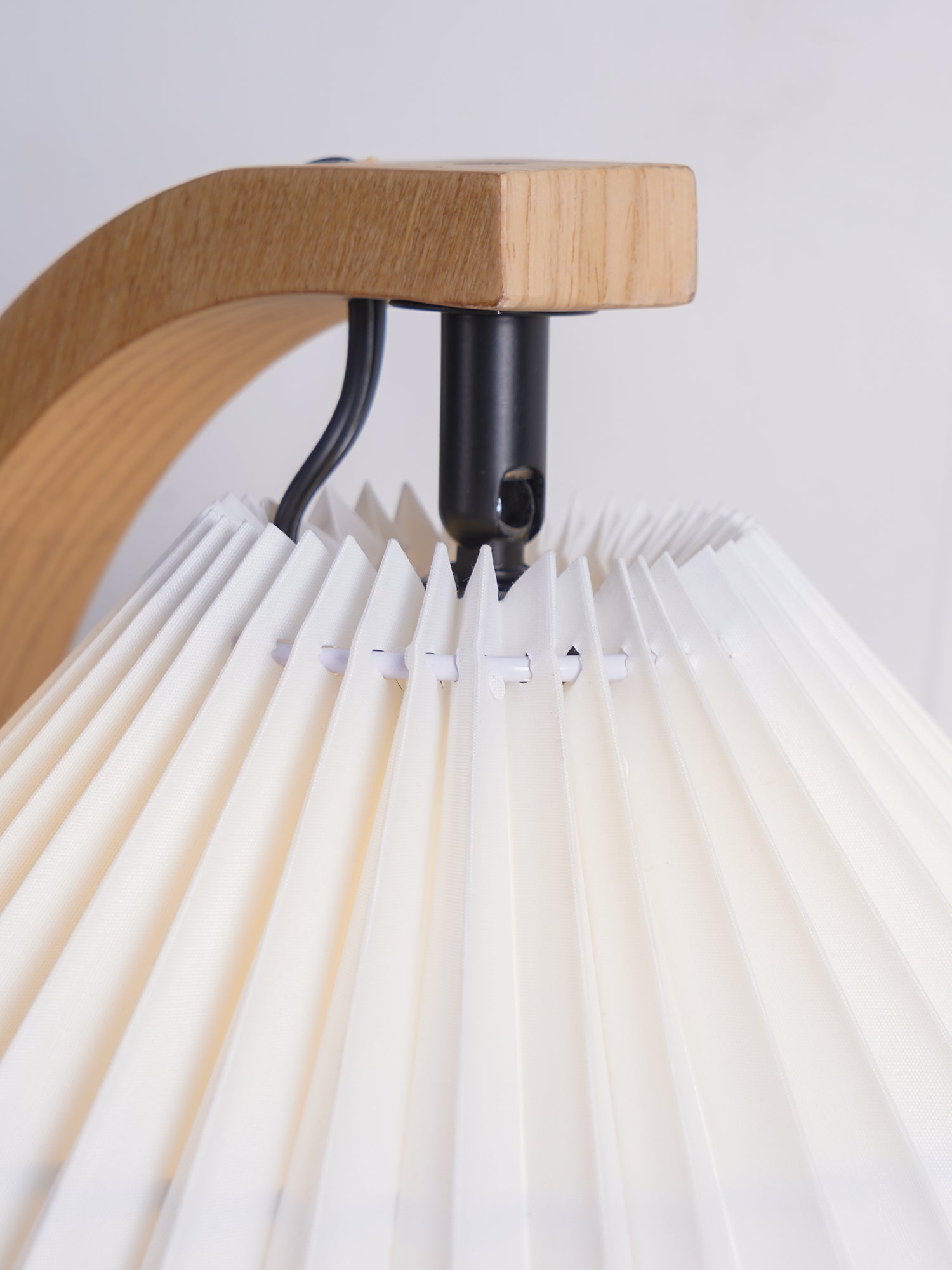 WoodFlow™ Tischlampe – Natürliche Holz-Designlampe mit Leinen-Schirm & warmem Licht