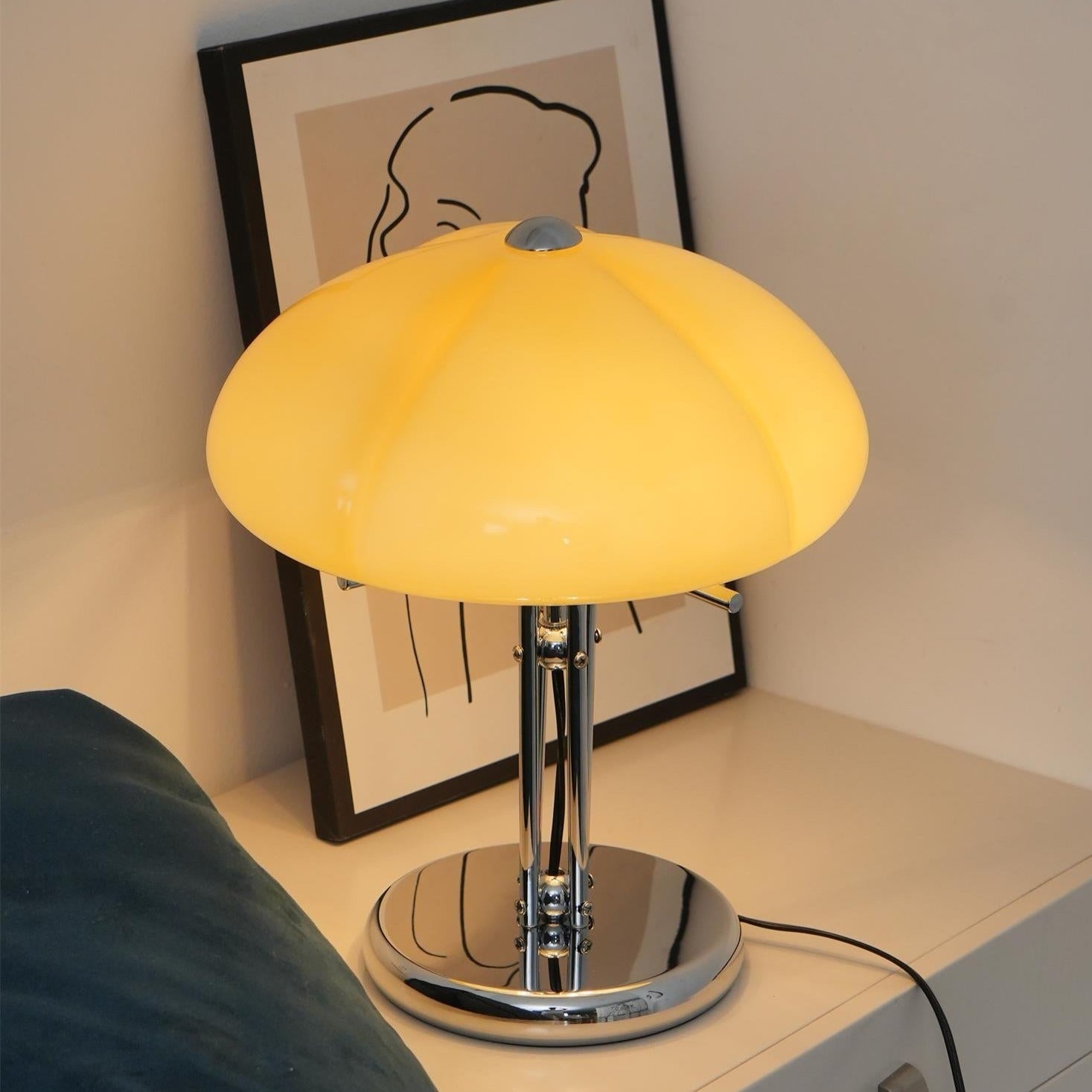 GlowMushroom™ Tischlampe – Bauhaus Design-Leuchte aus Glas mit warmem Amber-Licht