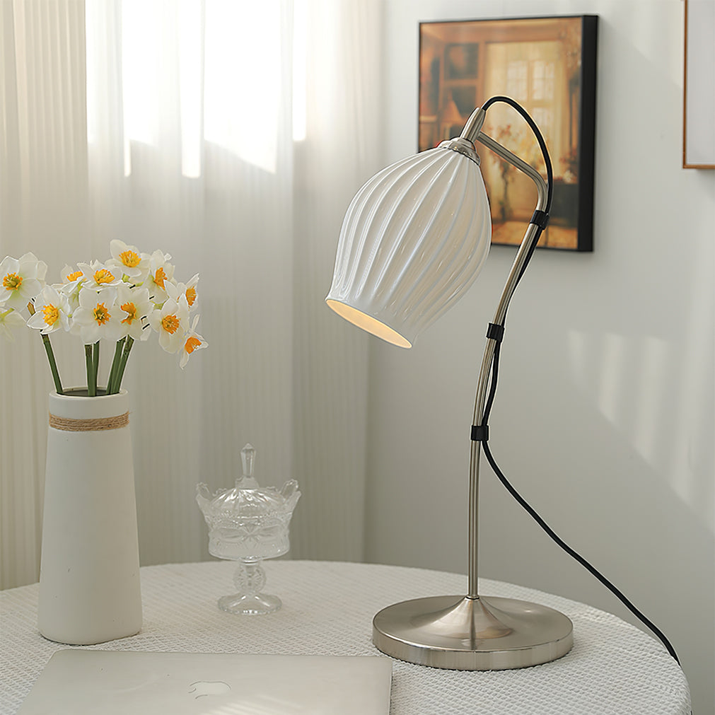LumeCurve™ Tischlampe – Elegante Keramik-Designlampe mit geriffelter Struktur