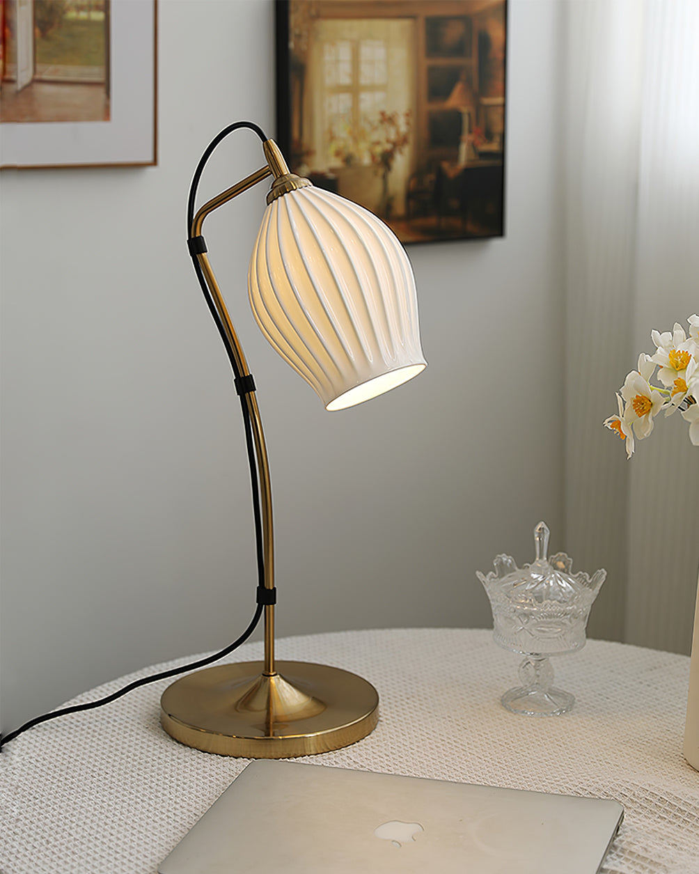 LumeCurve™ Tischlampe – Elegante Keramik-Designlampe mit geriffelter Struktur