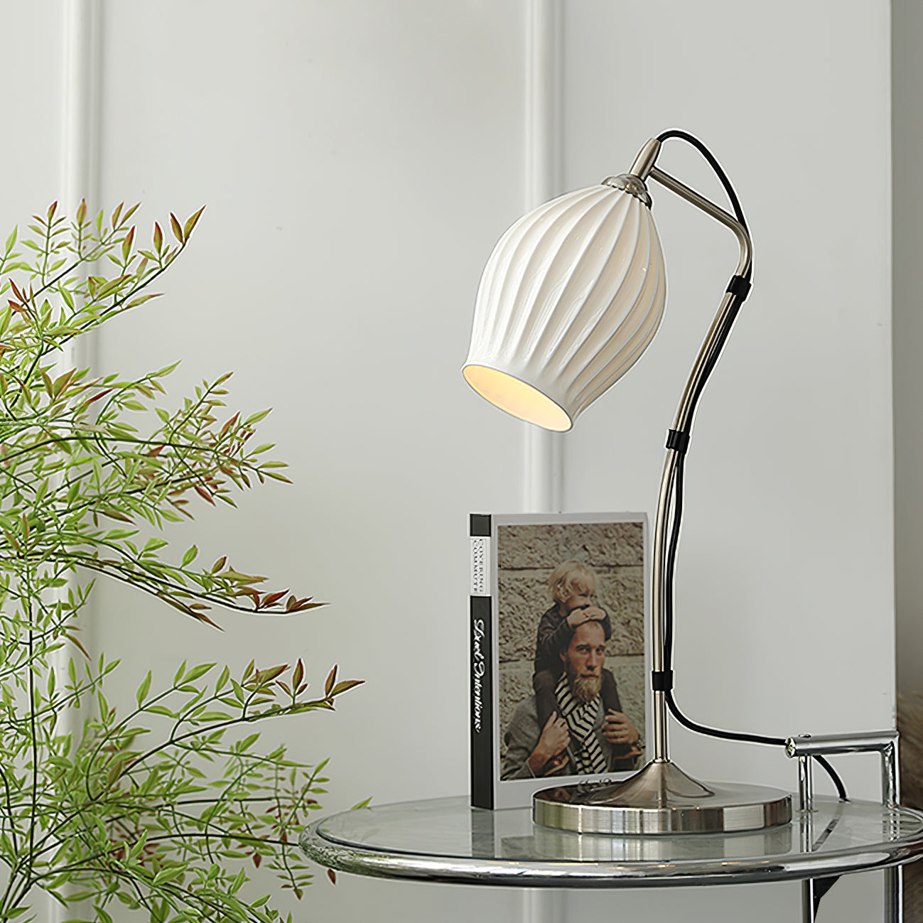 LumeCurve™ Tischlampe – Elegante Keramik-Designlampe mit geriffelter Struktur