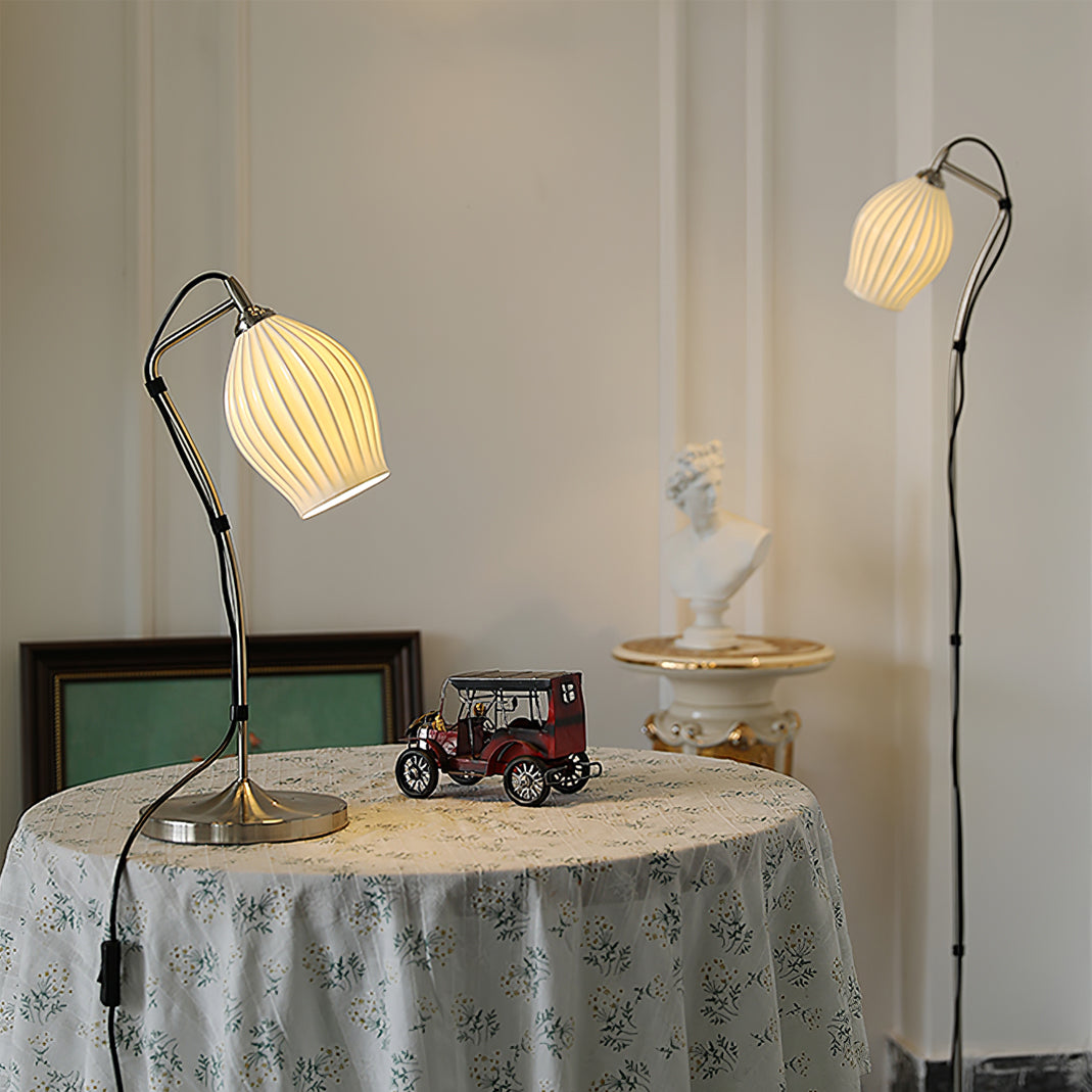 LumeCurve™ Tischlampe – Elegante Keramik-Designlampe mit geriffelter Struktur
