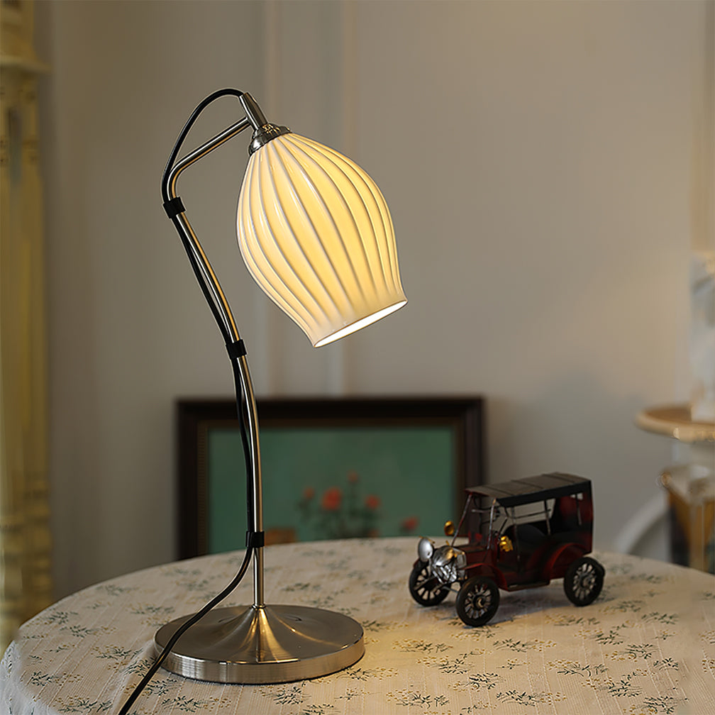 LumeCurve™ Tischlampe – Elegante Keramik-Designlampe mit geriffelter Struktur
