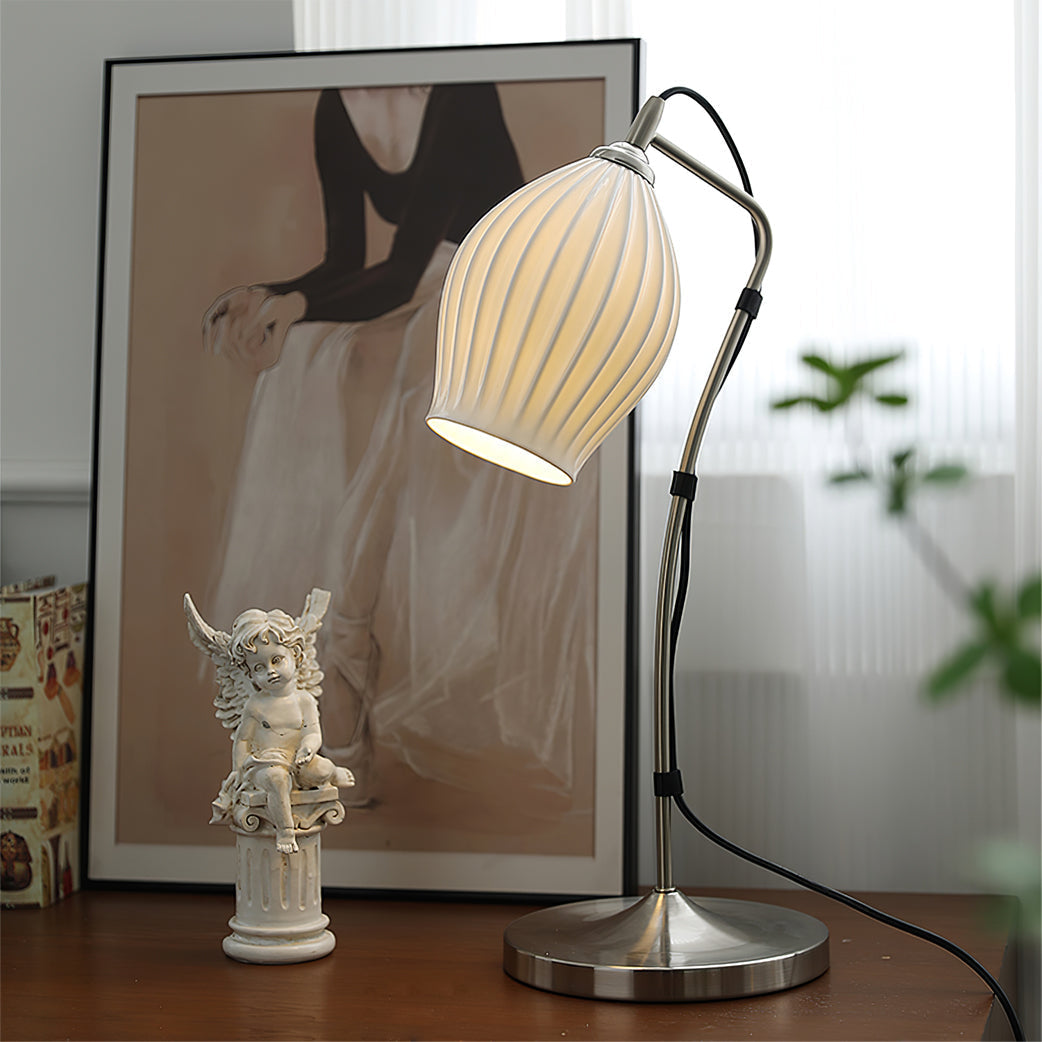 LumeCurve™ Tischlampe – Elegante Keramik-Designlampe mit geriffelter Struktur