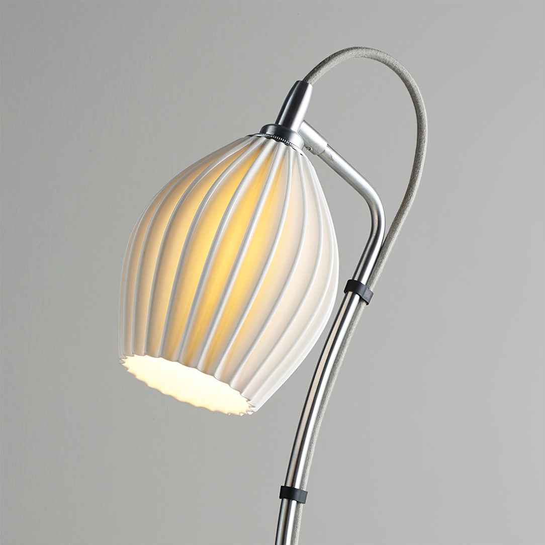 LumeCurve™ Tischlampe – Elegante Keramik-Designlampe mit geriffelter Struktur