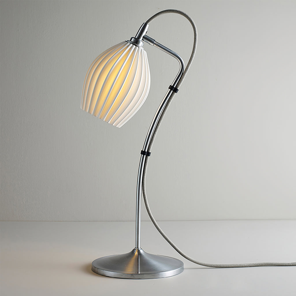 LumeCurve™ Tischlampe – Elegante Keramik-Designlampe mit geriffelter Struktur