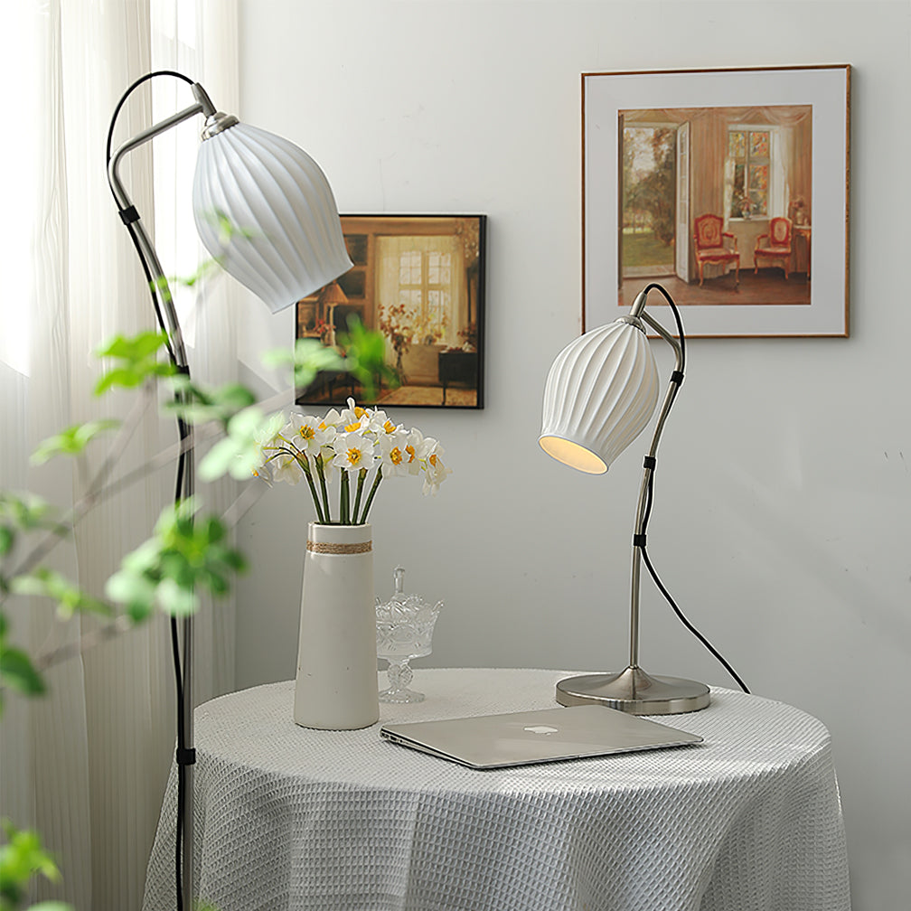 LumeCurve™ Tischlampe – Elegante Keramik-Designlampe mit geriffelter Struktur
