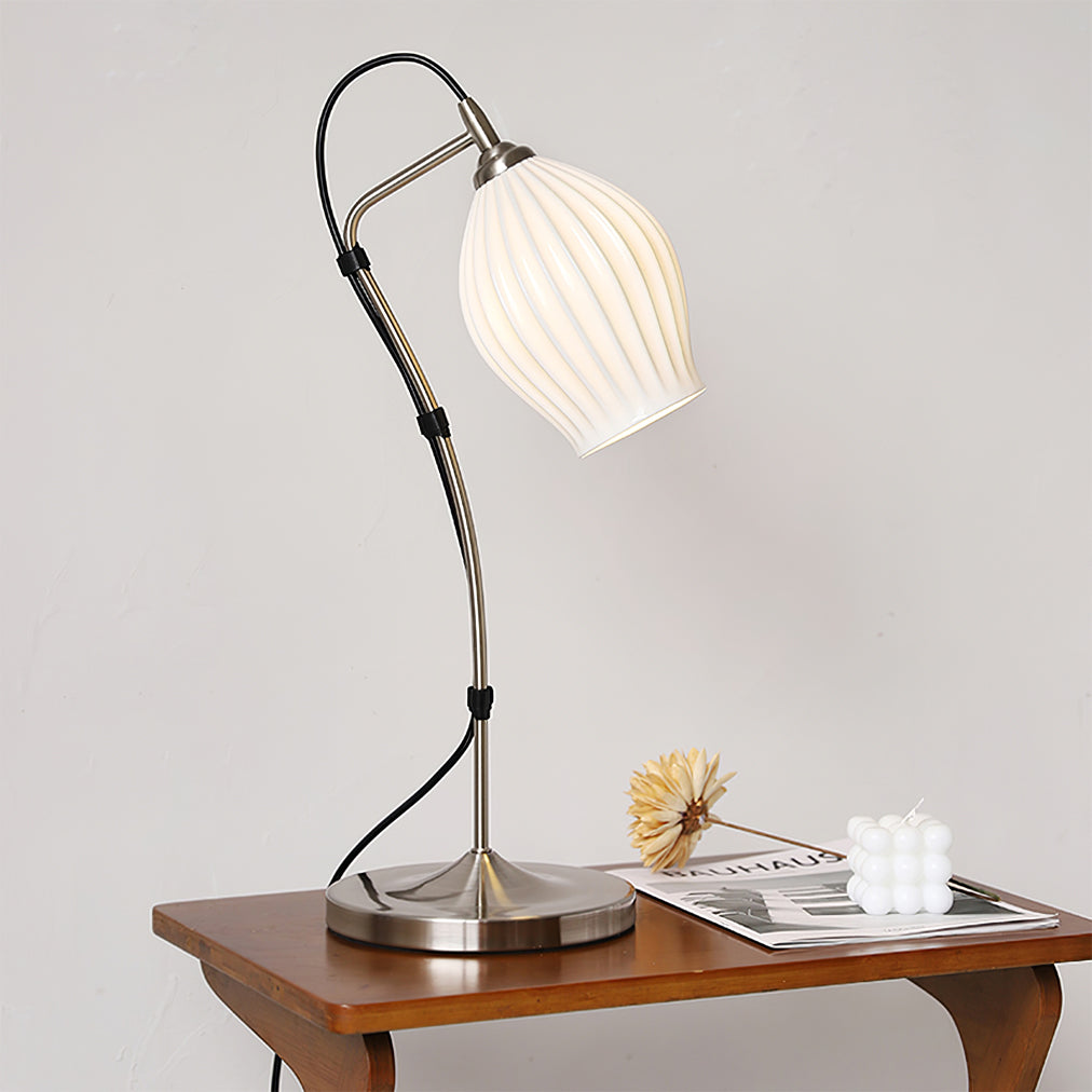 LumeCurve™ Tischlampe – Elegante Keramik-Designlampe mit geriffelter Struktur