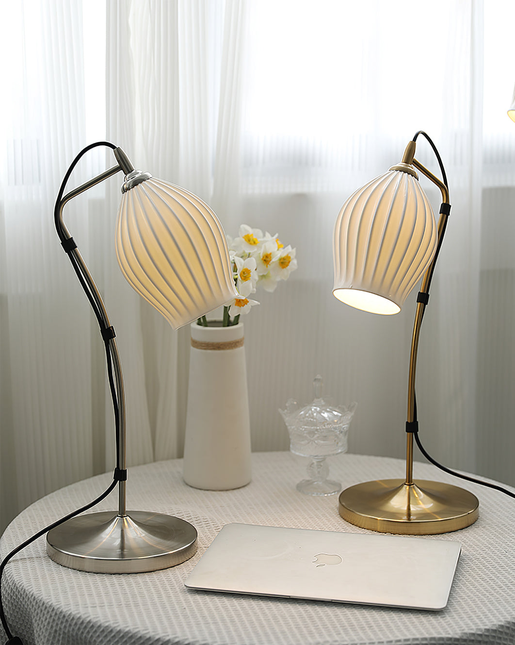 LumeCurve™ Tischlampe – Elegante Keramik-Designlampe mit geriffelter Struktur