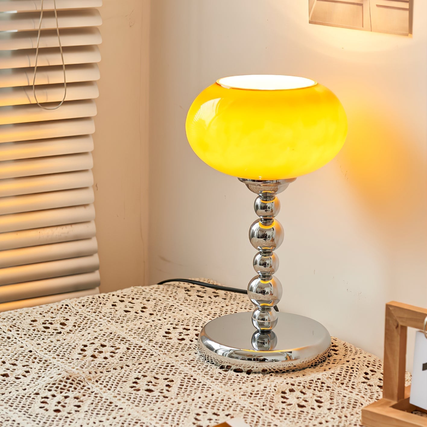 OrbitLume™ Tischlampe – Retro Space-Age Designlampe aus Glas & Chrom