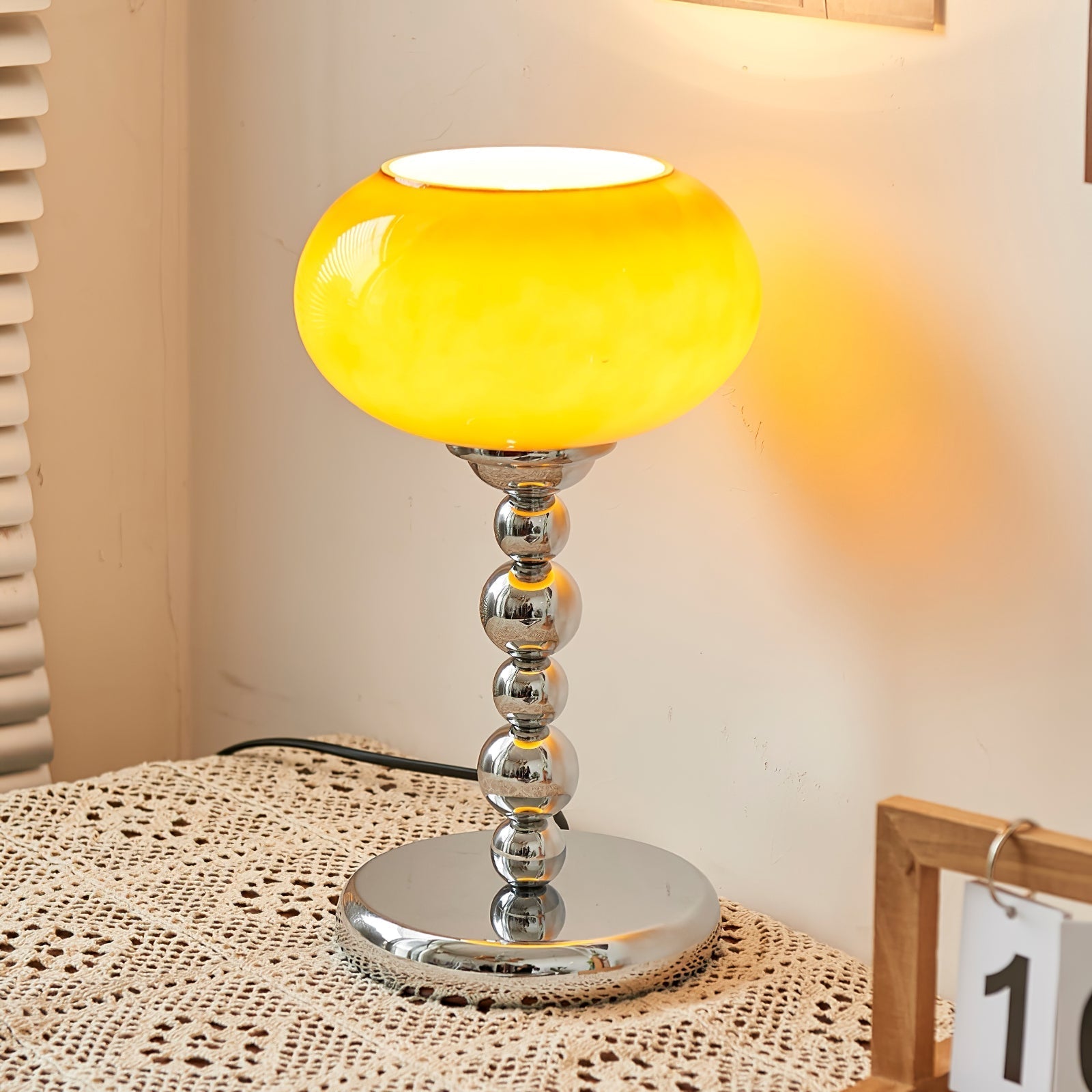 OrbitLume™ Tischlampe – Retro Space-Age Designlampe aus Glas & Chrom