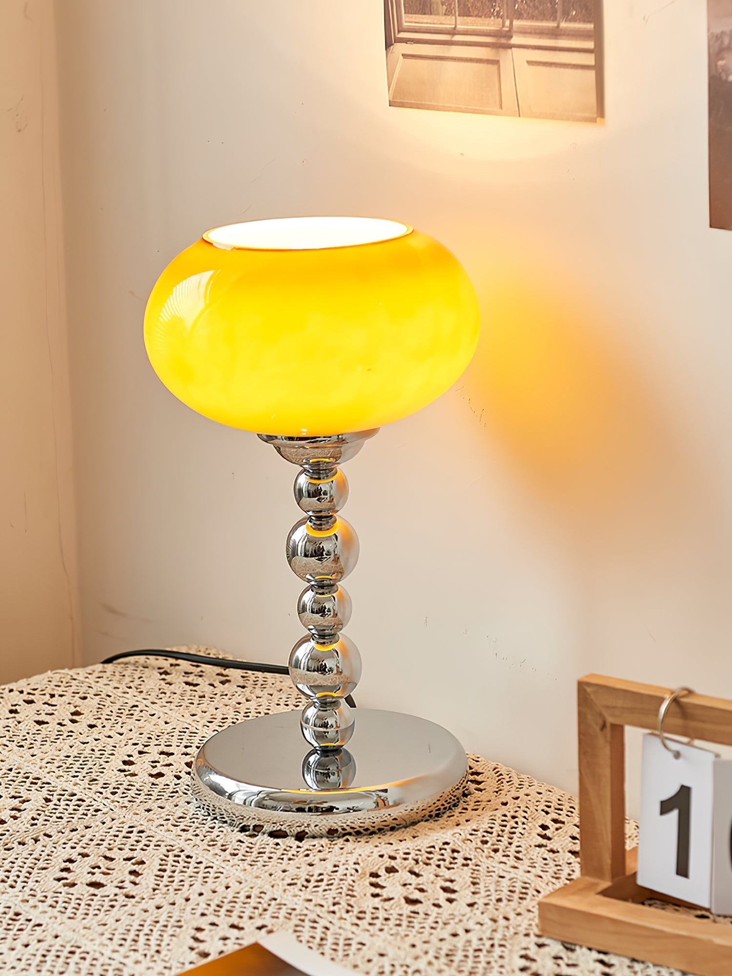 OrbitLume™ Tischlampe – Retro Space-Age Designlampe aus Glas & Chrom