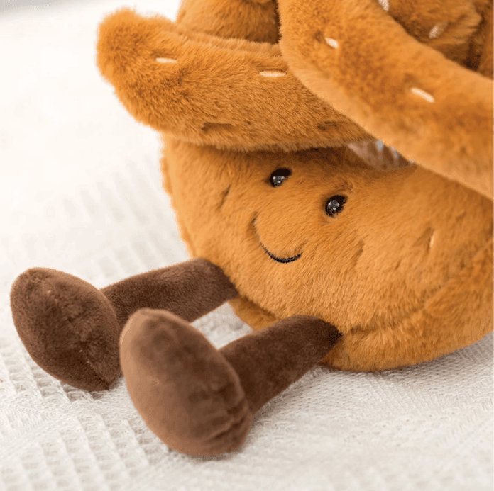 CroissantCuddle™ Brezel Plüsch Spielzeug – Weiches Kuscheltier aus Premium Stoff, Braun & Creme