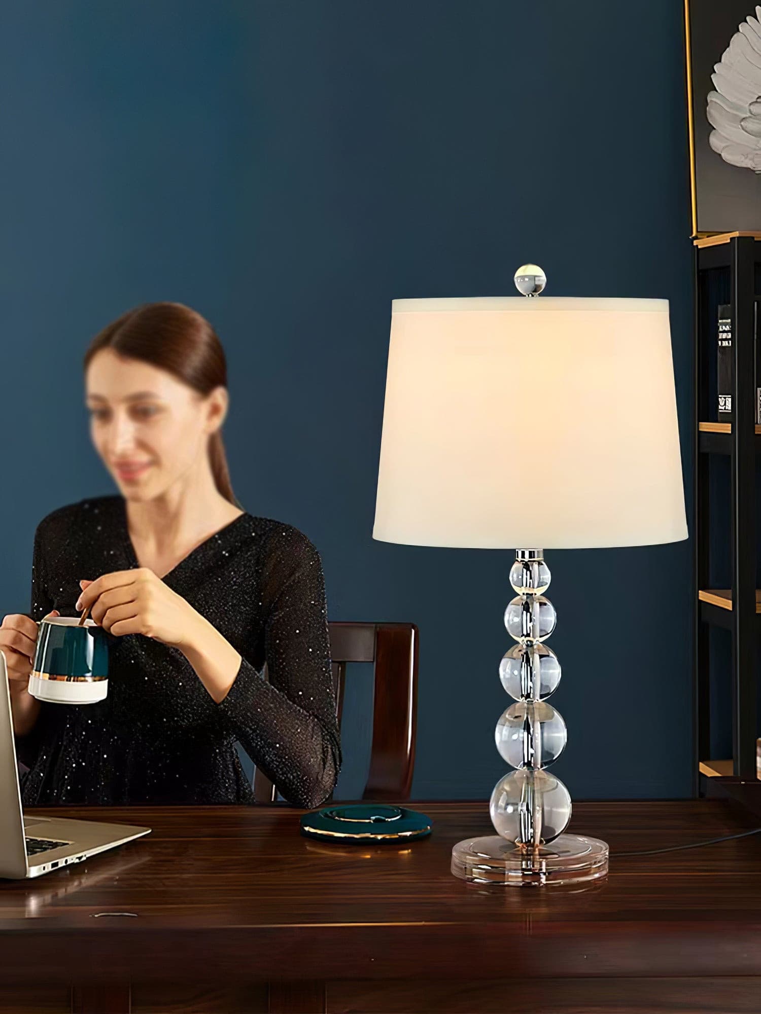 CrystalSphere™ Tischlampe – Elegante Designlampe mit Kristallkugel & warmem Stoffschirm