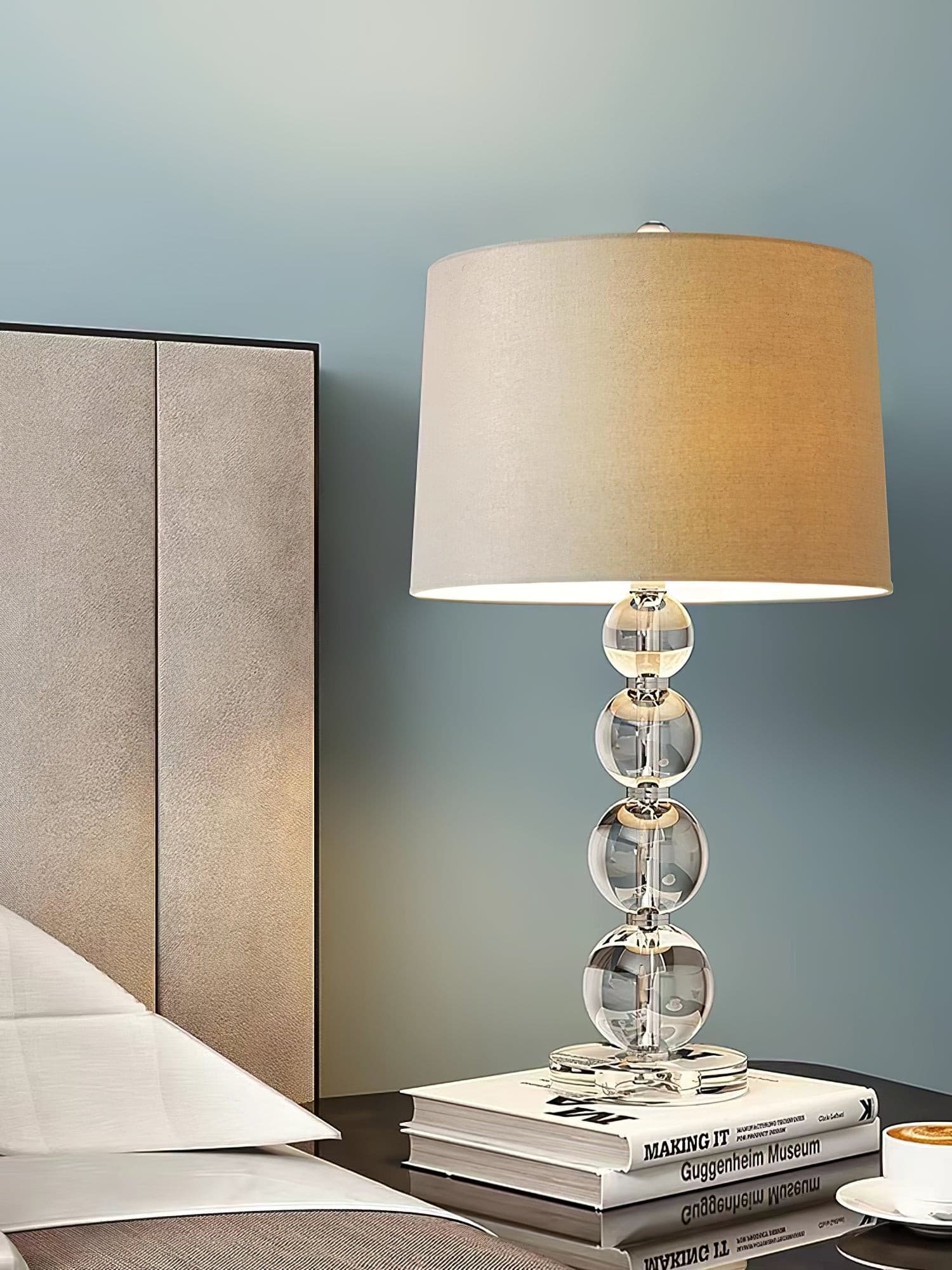 CrystalSphere™ Tischlampe – Elegante Designlampe mit Kristallkugel & warmem Stoffschirm