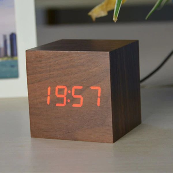 CubeCraft™ – Digitale LED Tischuhr im minimalistischen Würfel-Design