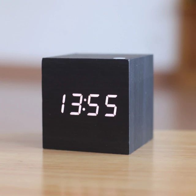 CubeCraft™ – Digitale LED Tischuhr im minimalistischen Würfel-Design