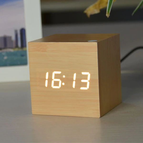CubeCraft™ – Digitale LED Tischuhr im minimalistischen Würfel-Design
