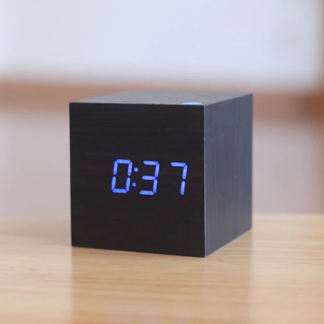 CubeCraft™ – Digitale LED Tischuhr im minimalistischen Würfel-Design